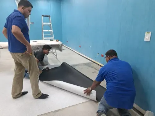 Suministro e instalación de revestimientos vinílicos conductivo.