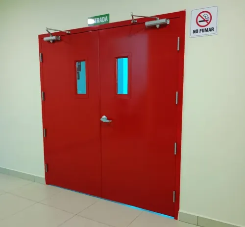 Suministro e instalación de puertas corta fuego en metal y acero inoxidable.